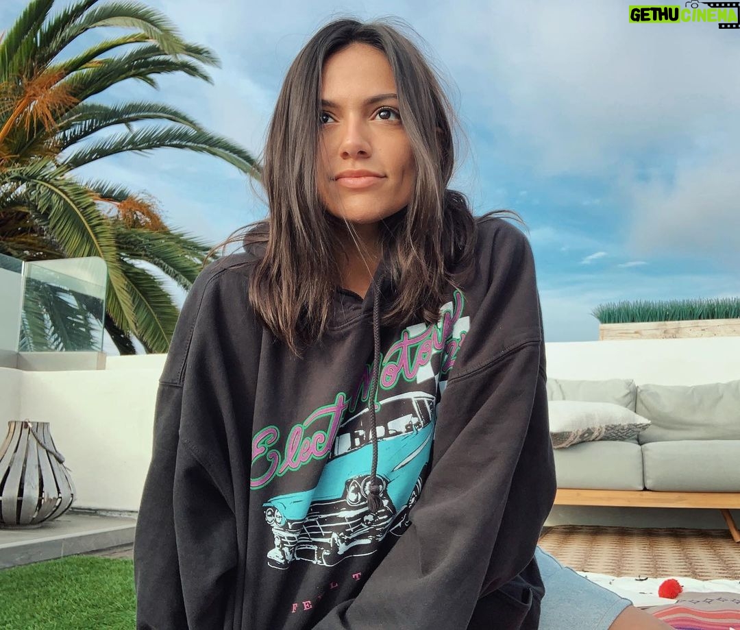Bethany Mota - 113.2K Likes - Tryna act like Iโm not using self timer..