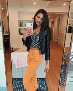 Bethany Mota Instagram - Had a cool pose idea for this photo. Instead.. enjoy me failing miserably 💁🏻‍♀️