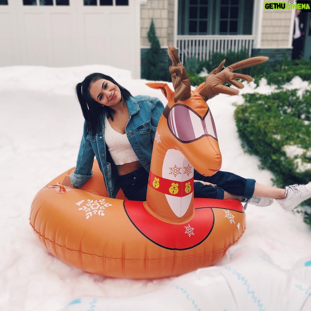 Bethany Mota - 158.5K Likes - Had a snow day in LA โบ๏ธโ๏ธโ๏ธ ๐ธ: @laurajquinn