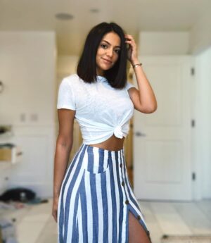 Bethany Mota Instagram - Big thanks to the de focus tool for making the huge mess in my bathroom look less tragic. I appreciate you 🙌🏻😁 #mybathroomisscary