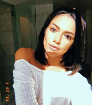 Bethany Mota Instagram - When that natural window light decides to really help A GIRL OUT. Looks like nothing can help these chapped lips tho. I hope your day is wonderful and that you’re spreading love & light and showing the world how awesome u are. That’s all. Love u ☺️🌻☀️🏹💛