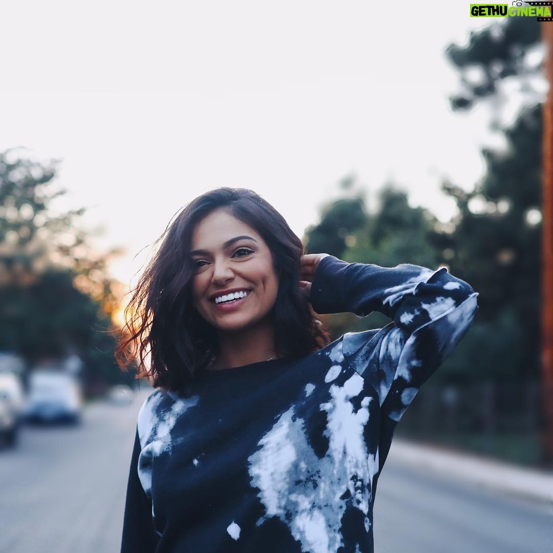 Bethany Mota - 149.1K Likes - A smiley bean wishing you a happy Sunday! How was your weekend?โจ