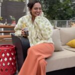 Bethany Mota Instagram - A picnic with @coronausa = always a good idea 🧺🍻 #LaVidamasFina #ad #For21+