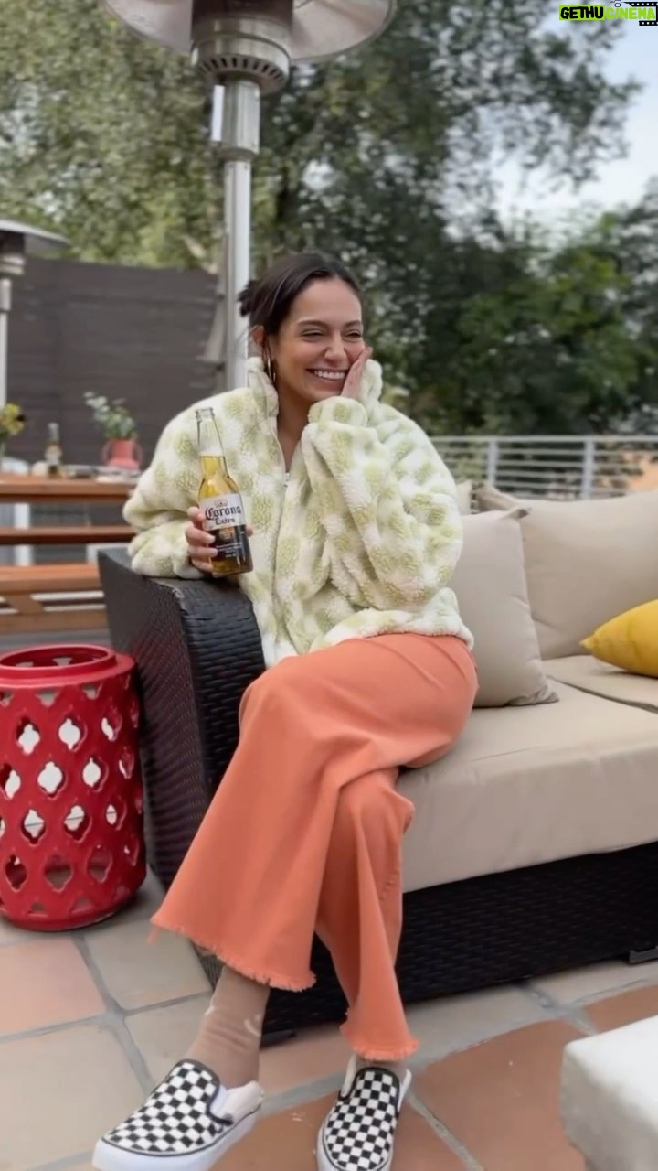 Bethany Mota Instagram - A picnic with @coronausa = always a good idea 🧺🍻 #LaVidamasFina #ad #For21+