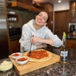 Bethany Mota Instagram - It’s always a good night for a night in !!🍕🍻 and tonight I grabbed a slice, a bestie, and a @coronausa ..all the perfect things to binge watch a new series. What’s your ideal night in? #LaVidaMasFina #For21+ #ad