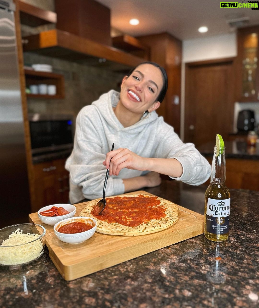 Bethany Mota Instagram - It’s always a good night for a night in !!🍕🍻 and tonight I grabbed a slice, a bestie, and a @coronausa ..all the perfect things to binge watch a new series. What’s your ideal night in? #LaVidaMasFina #For21+ #ad