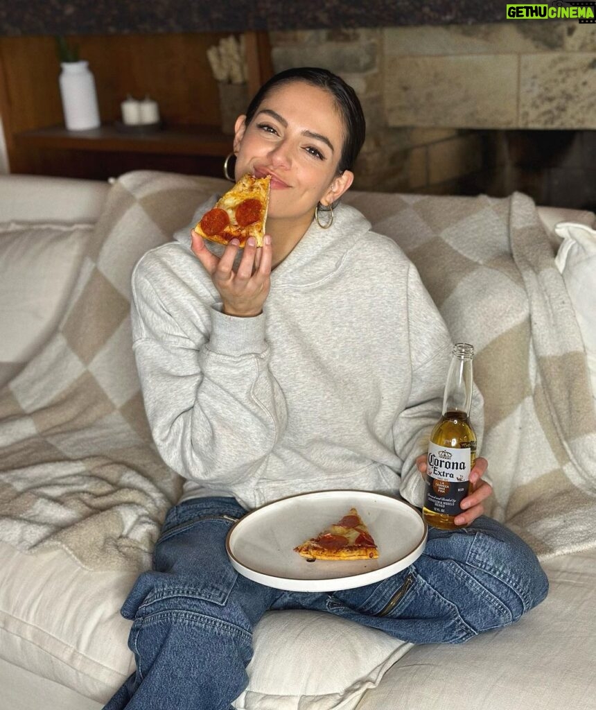 Bethany Mota Instagram - It’s always a good night for a night in !!🍕🍻 and tonight I grabbed a slice, a bestie, and a @coronausa ..all the perfect things to binge watch a new series. What’s your ideal night in? #LaVidaMasFina #For21+ #ad