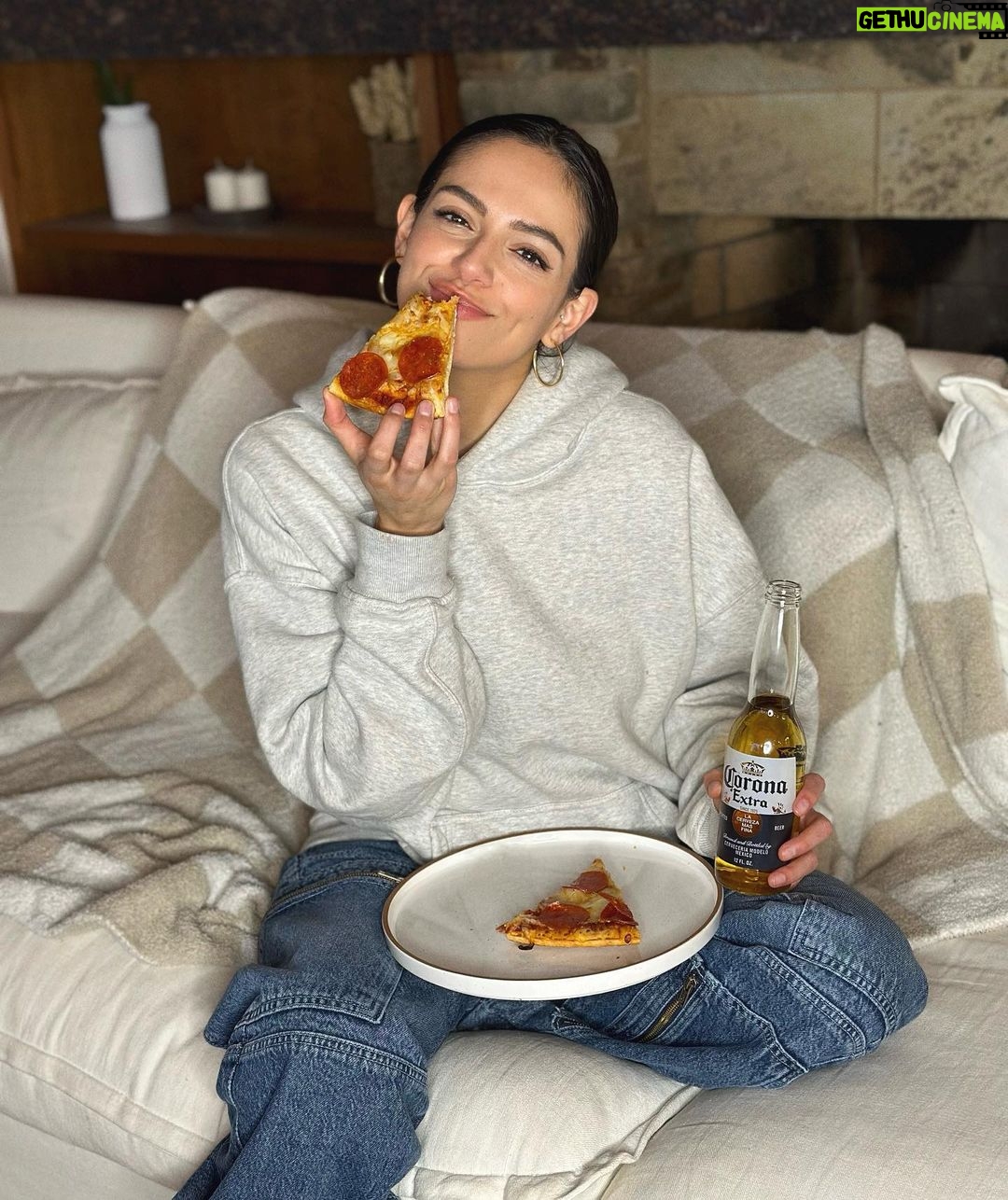 Bethany Mota Instagram - It’s always a good night for a night in !!🍕🍻 and tonight I grabbed a slice, a bestie, and a @coronausa ..all the perfect things to binge watch a new series. What’s your ideal night in? #LaVidaMasFina #For21+ #ad