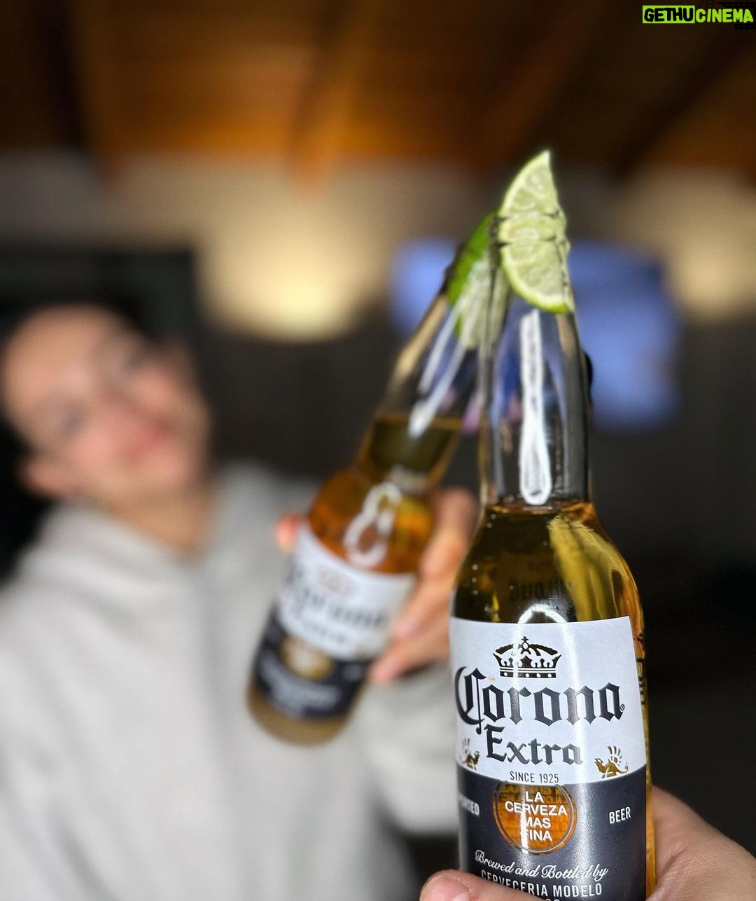Bethany Mota Instagram - It’s always a good night for a night in !!🍕🍻 and tonight I grabbed a slice, a bestie, and a @coronausa ..all the perfect things to binge watch a new series. What’s your ideal night in? #LaVidaMasFina #For21+ #ad
