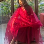 Bhagyashree Instagram - Sunkissed ! #bethewomanyouwanttobe #bebeautiful #beblessed #gratitude @sanjeeda1772 @celebsmakeupbysejal