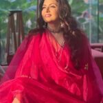 Bhagyashree Instagram - Sunkissed ! #bethewomanyouwanttobe #bebeautiful #beblessed #gratitude @sanjeeda1772 @celebsmakeupbysejal