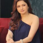 Bhagyashree Instagram – My kinda #mondayblues !

#hubbynme #blue #feelingblue #mine @himallay27