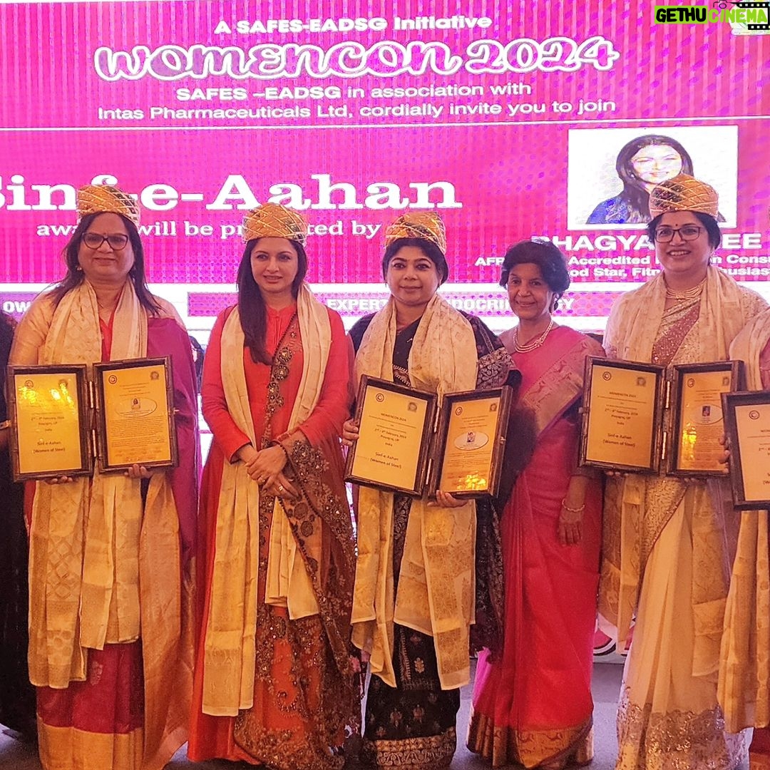 Bhagyashree Instagram - It was an honour to be a part of Womencon2024, a forum where women have been able to be of outstanding service to the society. I have been regularly trying to bridge the gap of need and understanding between patients and doctors. Many of south west Asia and Africa's leading endocrinologists were addressing the queries at this forum. Subjects that varied from diabetes to obesity, hypothyroidsm to infertility and much more. It was an immense learning for me too. I feel blessed indeed. Thank you Dr.Sarita Bajaj #health #doctorsforum #patientcare #healyourbody