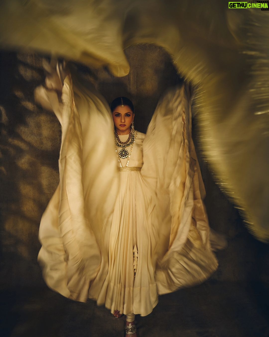 Bhagyashree Instagram - Bird of paradise ! #shoot #photoshoot #indianwear Photographer: @rohnpingalay Stylist: @krishi1606 Wearing @rachitkhannaofficial Jewellery @anshgemsofficial Makeup @elvismakeupartist Hair @sunny_hairr @kavitaparmar_makeup_hair