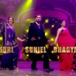 Bhagyashree Instagram - Are you ready to tickle the Bollywood buff in you? Kyunki aa rahi hai Dance Deewane ki Filmy Night! 🎥 Dekhiye #DanceDeewane, har Sat-Sun raat 9:30 baje, sirf #Colors aur @officialjiocinema par. @madhuridixitnene @suniel.shetty @bharti.laughterqueen @bhagyashree.online @gauravsharmaofficial_ @nithin.nj__ @royguria @roychowdhurymanjula @sakshinagar73 @ishasharma_dancer @siddharthdorjee_12 @sharvari_gurpude18 @anjali_2201 @cadburydairymilkin
