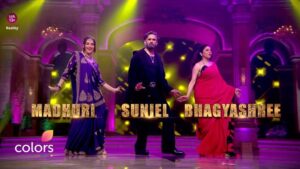 Bhagyashree Instagram - Are you ready to tickle the Bollywood buff in you? Kyunki aa rahi hai Dance Deewane ki Filmy Night! 🎥 Dekhiye #DanceDeewane, har Sat-Sun raat 9:30 baje, sirf #Colors aur @officialjiocinema par. @madhuridixitnene @suniel.shetty @bharti.laughterqueen @bhagyashree.online @gauravsharmaofficial_ @nithin.nj__ @royguria @roychowdhurymanjula @sakshinagar73 @ishasharma_dancer @siddharthdorjee_12 @sharvari_gurpude18 @anjali_2201 @cadburydairymilkin