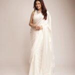 Bhagyashree Instagram - Dove love. #saree #sarilove #whitesatin #lovethecolor #pristine #daughterlove #daughtersday @mohini__chabria @elvismakeupartist @sanjeeda1772