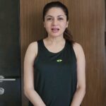 Bhagyashree Instagram - #tuesdaytipswithb Our toes require pampering as much as rest of the body.. and i don't mean just pedicures. Though beauty standards world over believe that smaller and compact feet are good... well spaced out toes can support body weight better. Evenly balanced feet reduces the possibility of falls and even adds strength to ankle joints. Tension from the toes needs to be released. It is amazing how quickly foot pain can go away if one follows this 5min tip. #painmanagement #toes #foothealth #feet #exercize #wellbeing #massage #footmassage #tipsforhealth #simpletips