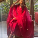 Bhagyashree Instagram - Sunkissed ! #bethewomanyouwanttobe #bebeautiful #beblessed #gratitude @sanjeeda1772 @celebsmakeupbysejal