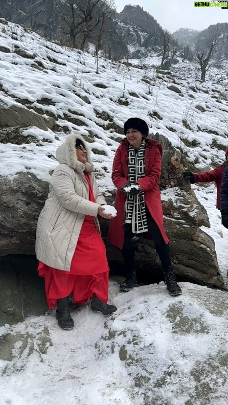 Bhagyashree Instagram - Winter weekend memories!!! Wanna go back to Kashmir!! There is nothing more energizing than breathing in the crisp fresh air. Mind berift of any thought except the gratitude of the serenity around. Truely fortunate to have had multiple experiances there.. tho its never enough....😅 #weekendvibes #kashmir #incredibleindia #winterfeels #snow #gratitude #lovefornature #loveithere #naturalbeauty @kiranbawaofficial