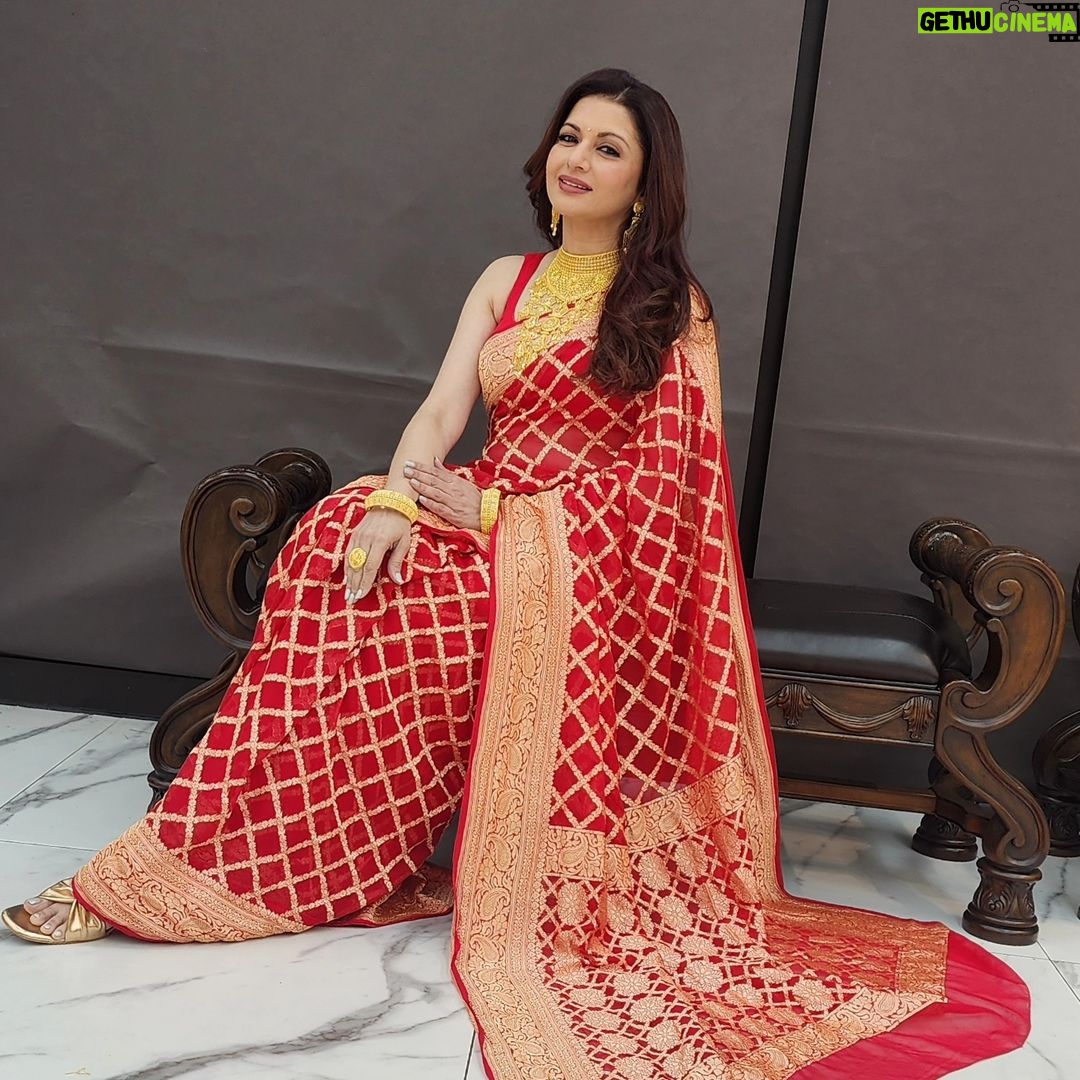 Bhagyashree Instagram - Desi ishq waala love ! #colormehappy #colormered #saree #sari #bebeautiful #sareelove #traditional #lovethelook #sixyards #shimmernshine #beyourownkindofbeautiful Stylist - @roshni0819 Outfit - @jarierabanaras × @pixelpulsepr