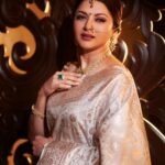 Bhagyashree Instagram - Chaandaniya chamkegi ! #indianweaves #dressedup #benarasisaree #sarilove #saree #traditional #marathimulgi #awardfunction 📷 @mirajverma_photography Stylist - @roshni0819 Outfit - @jarierabanaras × @pixelpulsepr