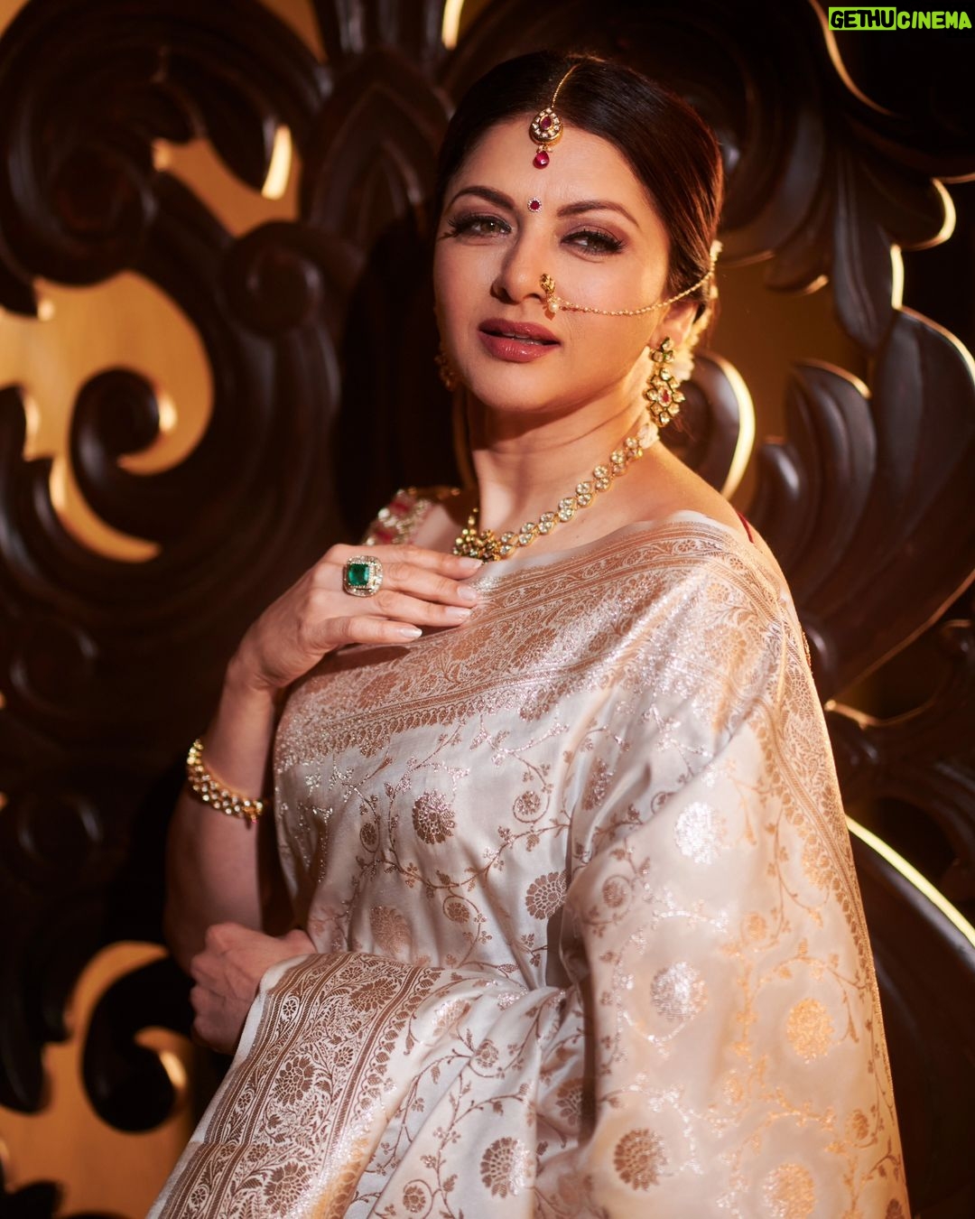 Bhagyashree Instagram - Chaandaniya chamkegi ! #indianweaves #dressedup #benarasisaree #sarilove #saree #traditional #marathimulgi #awardfunction π· @mirajverma_photography Stylist - @roshni0819 Outfit - @jarierabanaras Γ @pixelpulsepr