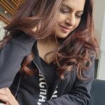 Bhagyashree Instagram - #tuesdaytipswithb Travelling... it doesnt matter if its in a plane, train or car, long hours of sitting can be detrimental. There can be water retention causing your feet to swell up. There can be the feeling of pins n needles or cramping caused by insufficient blood circulation. Your hip joint might become stiff and your stressed glutes may make give you instability and even make regular walking painful. So here a few easy exercizes that will help. Do them at regular intervals of an hour atleast to keep the circulation going and the muscles active. #healthhacks #fitness #mobility #functionalexercise #travel #workoutmotivation #fitnessmotivation #bestrong #fitness #domorebemore #exercise #muscles #health #flexibility #mobility #strengthtraining