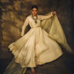 Bhagyashree Instagram – Bas ek baar mera kahha … maan lijiye.

Nothing can beat the ever so versatile Rekhaji. Some months ago I chanced upon a picture of hers in Vogue.. and I couldn’t get it off my mind.
I know its nothing close to the original but I just had to give it a try.

#photshoot #inspiration  #theoneandonly #rekhaji 
Styled by @krishi1606
Photography @rohnpingalay
Wearing @rachitkhannaofficial
Jewellery @anshgemsofficial 
Makeup @elvismakeupartist
Hair @sunny_hairr @kavitaparmar_makeup_hair