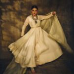 Bhagyashree Instagram - Bas ek baar mera kahha ... maan lijiye. Nothing can beat the ever so versatile Rekhaji. Some months ago I chanced upon a picture of hers in Vogue.. and I couldn't get it off my mind. I know its nothing close to the original but I just had to give it a try. #photshoot #inspiration #theoneandonly #rekhaji Styled by @krishi1606 Photography @rohnpingalay Wearing @rachitkhannaofficial Jewellery @anshgemsofficial Makeup @elvismakeupartist Hair @sunny_hairr @kavitaparmar_makeup_hair