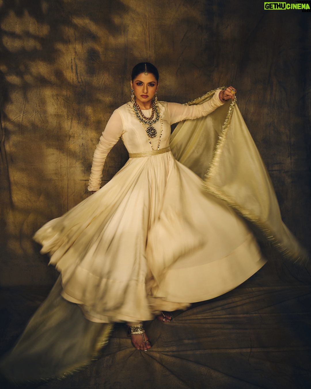 Bhagyashree Instagram - Bas ek baar mera kahha ... maan lijiye. Nothing can beat the ever so versatile Rekhaji. Some months ago I chanced upon a picture of hers in Vogue.. and I couldn't get it off my mind. I know its nothing close to the original but I just had to give it a try. #photshoot #inspiration #theoneandonly #rekhaji Styled by @krishi1606 Photography @rohnpingalay Wearing @rachitkhannaofficial Jewellery @anshgemsofficial Makeup @elvismakeupartist Hair @sunny_hairr @kavitaparmar_makeup_hair