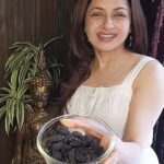 Bhagyashree Instagram – #tuesdaytipswithb 
A cup of Mulberries have more nutritional benefits than u can imagine.
It has 
1. Vitamin C that boosts immunity and is important for producing collagen.
2. Vit K which is important for bone health. This also helps in blood clotting if you have hurt yourself or are bleeding
3. Manganese which helps is cellular growth and health along with increasing immunity.
4. They are great source of nourishment for the neurons in your brain cells.
5. Load of antioxidents called polyphenols… specially anthocynins which help block cancer cells and reduce inflammation.

So this season enjoy blackberries to avail their super benefits.

#healthytips #health #berries #vitamins #healthfood #diet #weightloss #foodhacks #foodoftheday #mulberries
#nutrition #healthyfood #healthhacks #goodhealth #eatwell  #nutritious #womenshealth