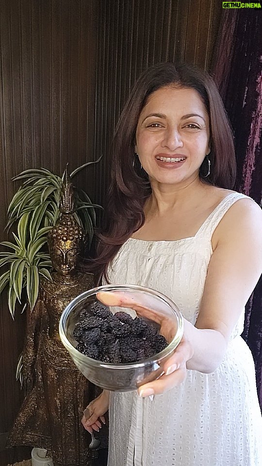 Bhagyashree Instagram - #tuesdaytipswithb A cup of Mulberries have more nutritional benefits than u can imagine. It has 1. Vitamin C that boosts immunity and is important for producing collagen. 2. Vit K which is important for bone health. This also helps in blood clotting if you have hurt yourself or are bleeding 3. Manganese which helps is cellular growth and health along with increasing immunity. 4. They are great source of nourishment for the neurons in your brain cells. 5. Load of antioxidents called polyphenols... specially anthocynins which help block cancer cells and reduce inflammation. So this season enjoy blackberries to avail their super benefits. #healthytips #health #berries #vitamins #healthfood #diet #weightloss #foodhacks #foodoftheday #mulberries #nutrition #healthyfood #healthhacks #goodhealth #eatwell #nutritious #womenshealth