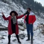 Bhagyashree Instagram – Thandi thandi pawan, mein aur mera sajan🤪… cheesy na?
Happy Anniversary Love !

#hubbynme #anniversary #forevermine #foreverwalalove❤️