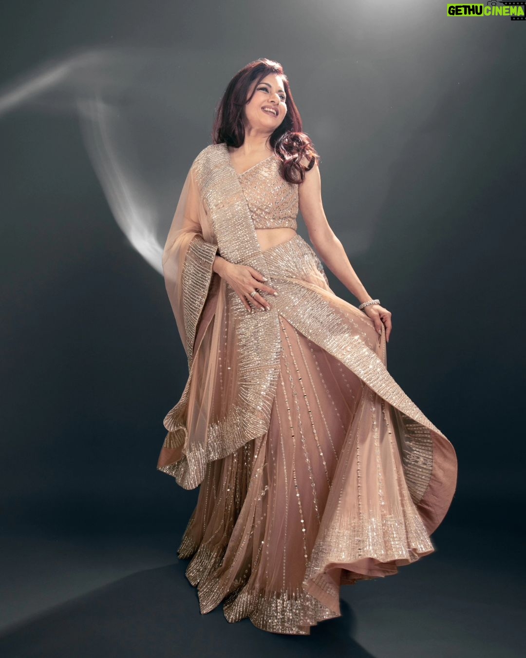 Bhagyashree Instagram - Pops from the clicks ! Photoshoot finals 📷 @akshayrathodphotography Outfit @mohini__chabria Stylist @roshni0819 Makeup @elvismakeupartist Hair @sorinspasalon #saree #sari #shinebright #bebeautiful #sareelove #traditional #lovethelook #dressedup #shimmernshine #beyourownkindofbeautiful