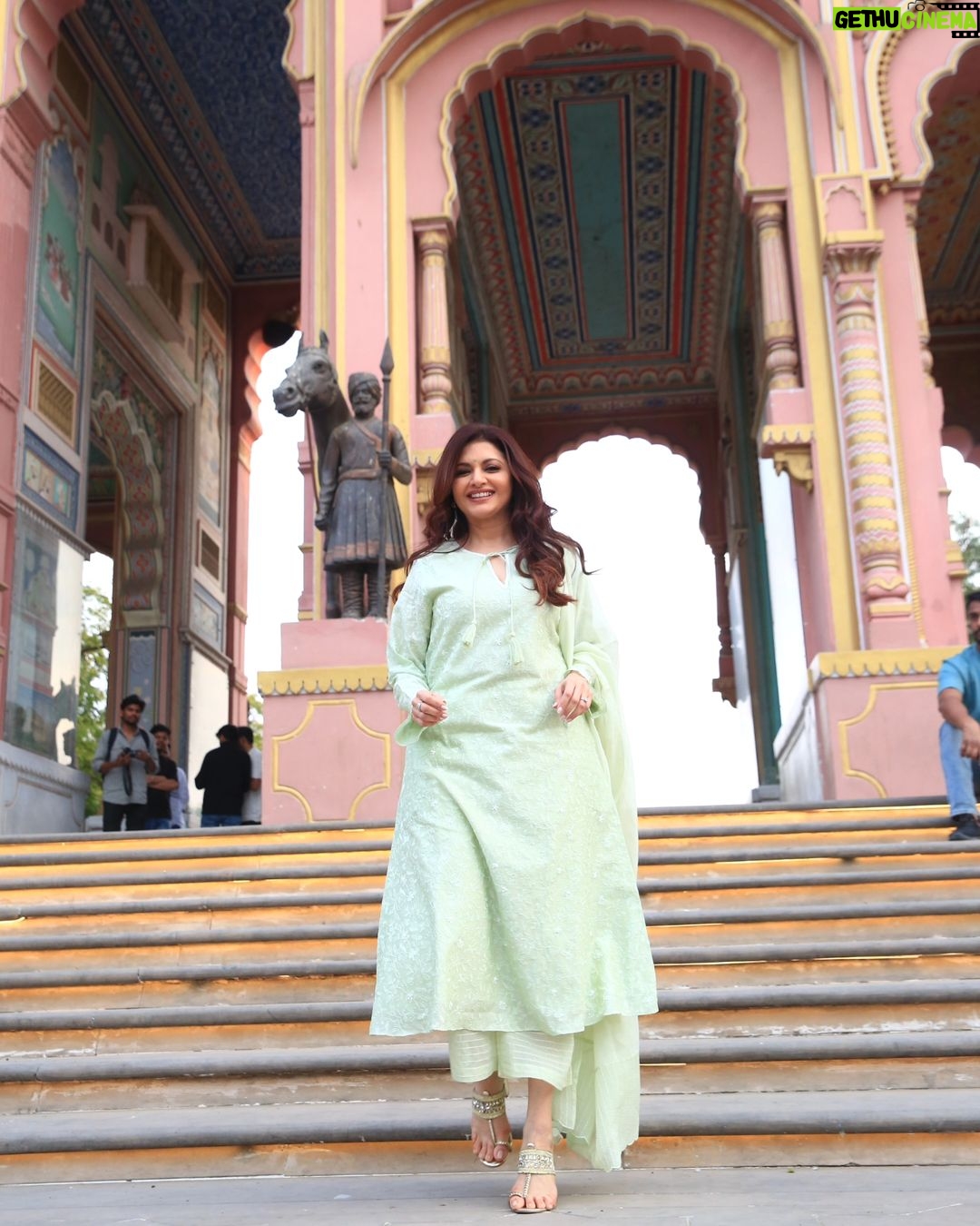 Bhagyashree Instagram - My fascination for Rajasthan never ends. I am supremely lucky that I get to travel all over india and see all the amazing places that we have. Though I have been to Jaipur many times, I always find an excuse to go back. The architectural delight, the historical monuments, the finger licking food, the shopping for gota work, bandhanis and more.. the list is endless. This is the Patrika Gate, the latest addition to Jaipur's beautiful architecture. #incredibleindia #traveltalesbyb #jaipur #traveldiaries #monuments #architecture #beautifuldestinations 📷 @dabidinesh Jaipur, Rajasthan