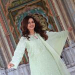 Bhagyashree Instagram - My fascination for Rajasthan never ends. I am supremely lucky that I get to travel all over india and see all the amazing places that we have. Though I have been to Jaipur many times, I always find an excuse to go back. The architectural delight, the historical monuments, the finger licking food, the shopping for gota work, bandhanis and more.. the list is endless. This is the Patrika Gate, the latest addition to Jaipur's beautiful architecture. #incredibleindia #traveltalesbyb #jaipur #traveldiaries #monuments #architecture #beautifuldestinations 📷 @dabidinesh Jaipur, Rajasthan