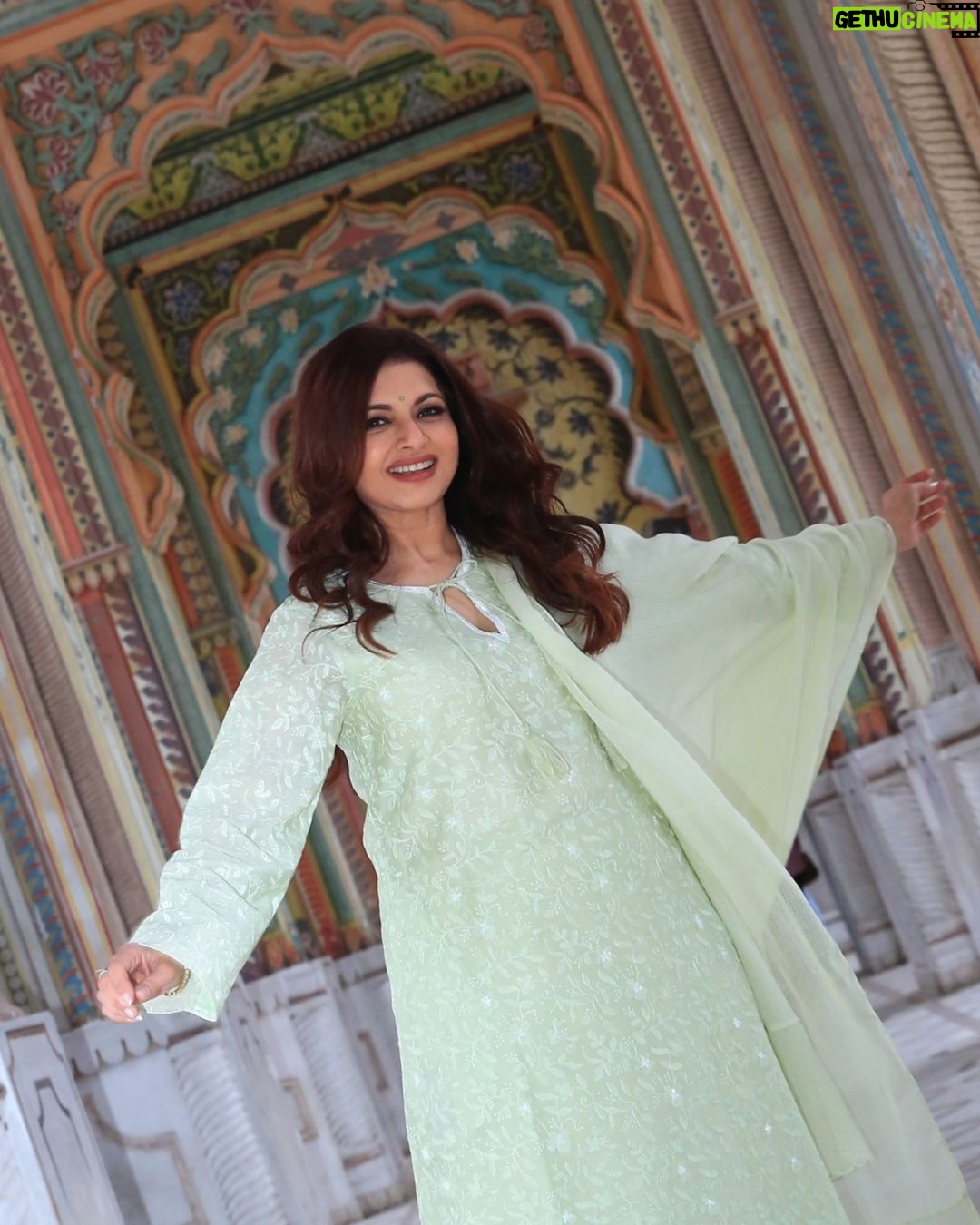 Bhagyashree Instagram - My fascination for Rajasthan never ends. I am supremely lucky that I get to travel all over india and see all the amazing places that we have. Though I have been to Jaipur many times, I always find an excuse to go back. The architectural delight, the historical monuments, the finger licking food, the shopping for gota work, bandhanis and more.. the list is endless. This is the Patrika Gate, the latest addition to Jaipur's beautiful architecture. #incredibleindia #traveltalesbyb #jaipur #traveldiaries #monuments #architecture #beautifuldestinations 📷 @dabidinesh Jaipur, Rajasthan