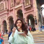 Bhagyashree Instagram - My fascination for Rajasthan never ends. I am supremely lucky that I get to travel all over india and see all the amazing places that we have. Though I have been to Jaipur many times, I always find an excuse to go back. The architectural delight, the historical monuments, the finger licking food, the shopping for gota work, bandhanis and more.. the list is endless. This is the Patrika Gate, the latest addition to Jaipur's beautiful architecture. #incredibleindia #traveltalesbyb #jaipur #traveldiaries #monuments #architecture #beautifuldestinations 📷 @dabidinesh Jaipur, Rajasthan