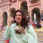 Bhagyashree Instagram - My fascination for Rajasthan never ends. I am supremely lucky that I get to travel all over india and see all the amazing places that we have. Though I have been to Jaipur many times, I always find an excuse to go back. The architectural delight, the historical monuments, the finger licking food, the shopping for gota work, bandhanis and more.. the list is endless. This is the Patrika Gate, the latest addition to Jaipur's beautiful architecture. #incredibleindia #traveltalesbyb #jaipur #traveldiaries #monuments #architecture #beautifuldestinations 📷 @dabidinesh Jaipur, Rajasthan
