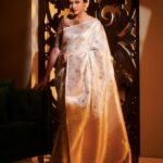 Bhagyashree Instagram - Chaandaniya chamkegi ! #indianweaves #dressedup #benarasisaree #sarilove #saree #traditional #marathimulgi #awardfunction 📷 @mirajverma_photography Stylist - @roshni0819 Outfit - @jarierabanaras × @pixelpulsepr
