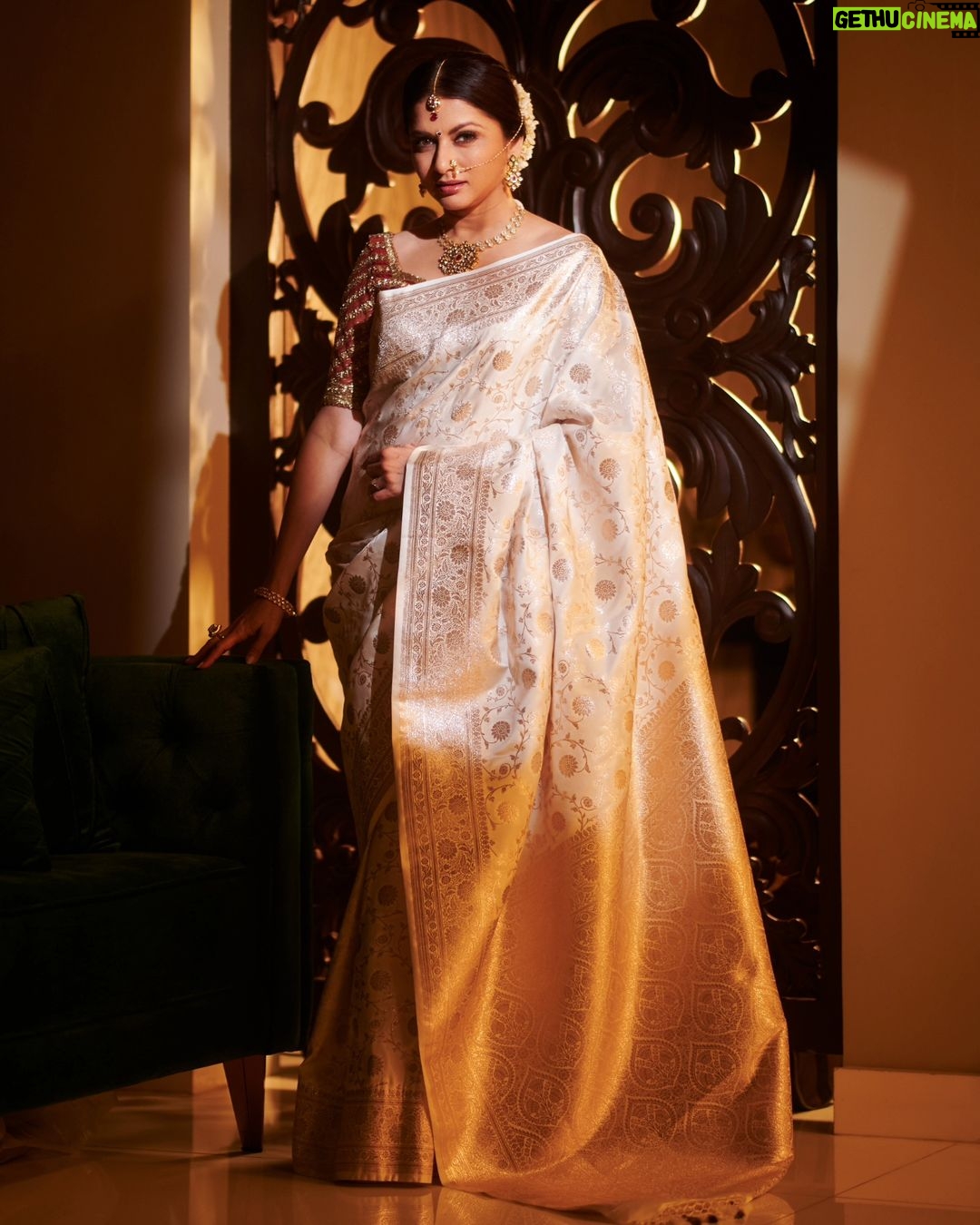 Bhagyashree Instagram - Chaandaniya chamkegi ! #indianweaves #dressedup #benarasisaree #sarilove #saree #traditional #marathimulgi #awardfunction π· @mirajverma_photography Stylist - @roshni0819 Outfit - @jarierabanaras Γ @pixelpulsepr