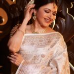 Bhagyashree Instagram - Chaandaniya chamkegi ! #indianweaves #dressedup #benarasisaree #sarilove #saree #traditional #marathimulgi #awardfunction 📷 @mirajverma_photography Stylist - @roshni0819 Outfit - @jarierabanaras × @pixelpulsepr