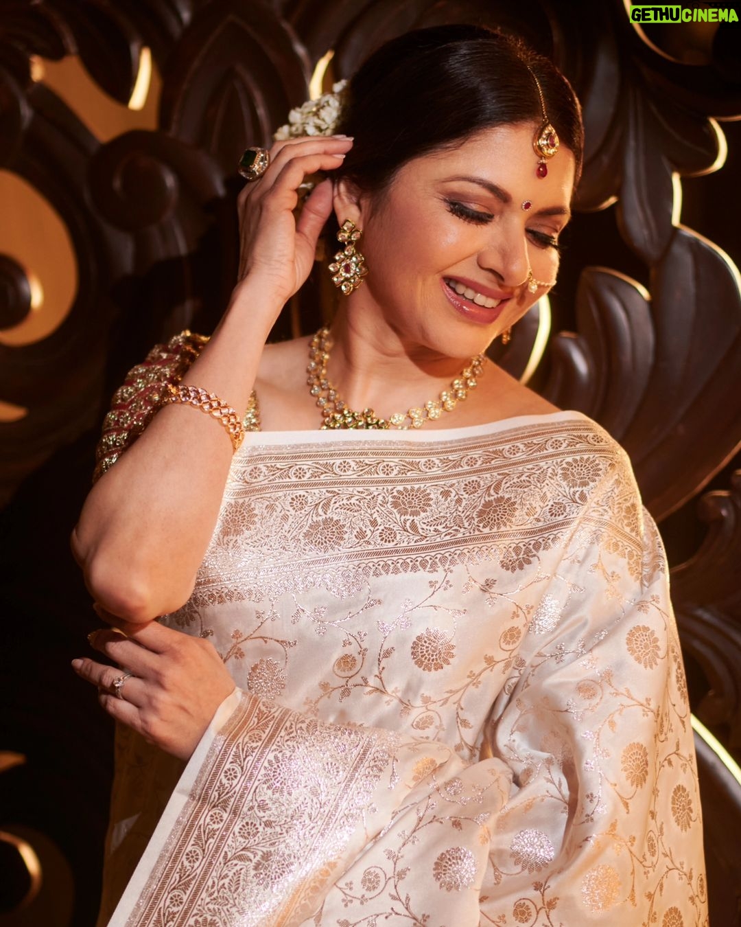 Bhagyashree Instagram - Chaandaniya chamkegi ! #indianweaves #dressedup #benarasisaree #sarilove #saree #traditional #marathimulgi #awardfunction π· @mirajverma_photography Stylist - @roshni0819 Outfit - @jarierabanaras Γ @pixelpulsepr
