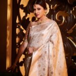 Bhagyashree Instagram - Chaandaniya chamkegi ! #indianweaves #dressedup #benarasisaree #sarilove #saree #traditional #marathimulgi #awardfunction 📷 @mirajverma_photography Stylist - @roshni0819 Outfit - @jarierabanaras × @pixelpulsepr