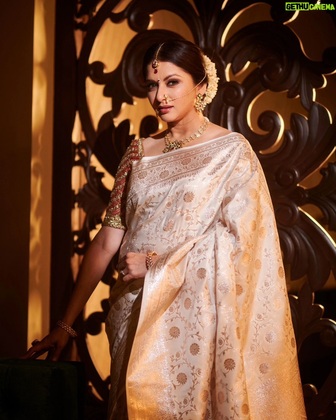 Bhagyashree Instagram - Chaandaniya chamkegi ! #indianweaves #dressedup #benarasisaree #sarilove #saree #traditional #marathimulgi #awardfunction π· @mirajverma_photography Stylist - @roshni0819 Outfit - @jarierabanaras Γ @pixelpulsepr