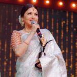 Bhagyashree Instagram - Chaandaniya chamkegi ! #indianweaves #dressedup #benarasisaree #sarilove #saree #traditional #marathimulgi #awardfunction 📷 @mirajverma_photography Stylist - @roshni0819 Outfit - @jarierabanaras × @pixelpulsepr