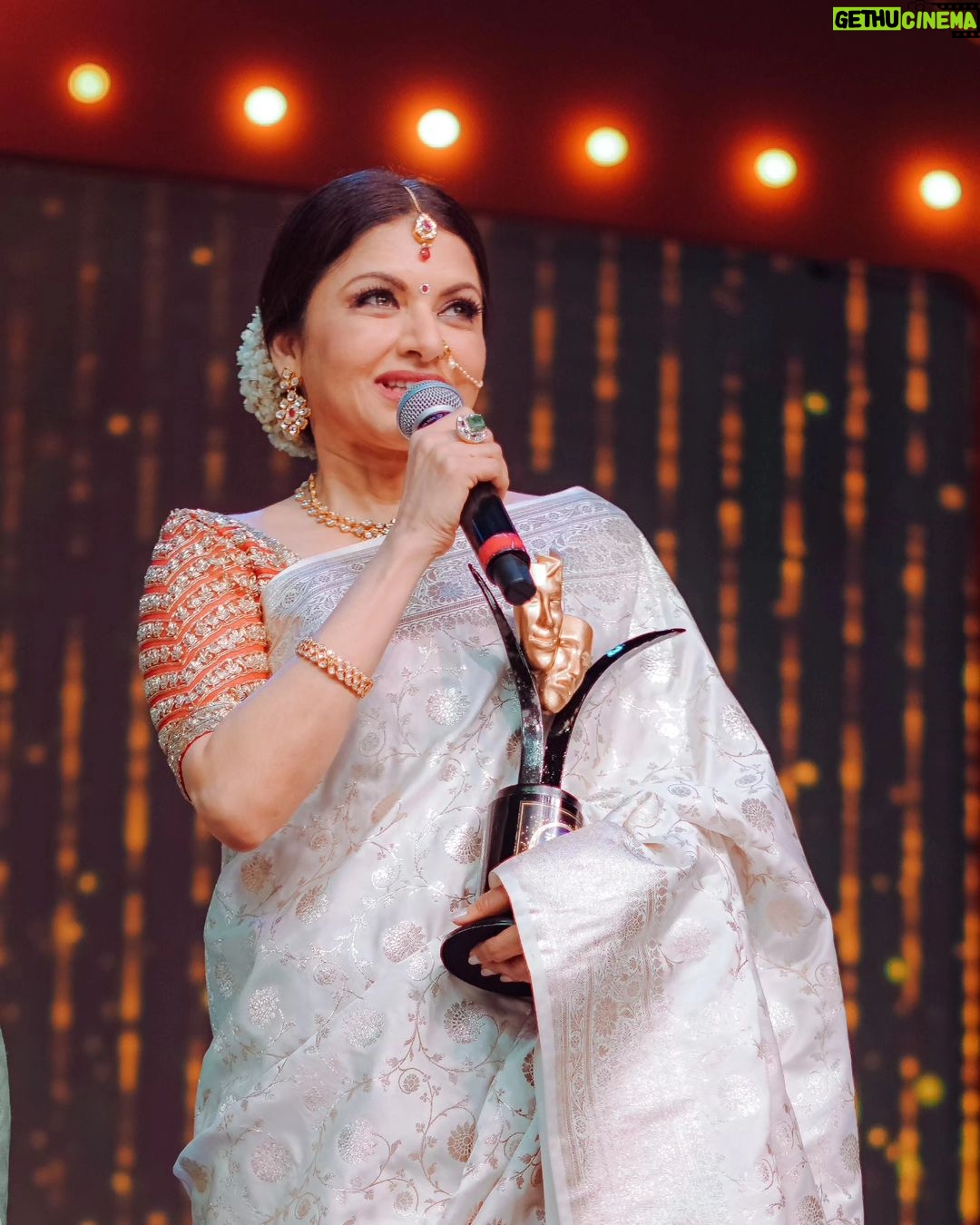 Bhagyashree Instagram - Chaandaniya chamkegi ! #indianweaves #dressedup #benarasisaree #sarilove #saree #traditional #marathimulgi #awardfunction π· @mirajverma_photography Stylist - @roshni0819 Outfit - @jarierabanaras Γ @pixelpulsepr