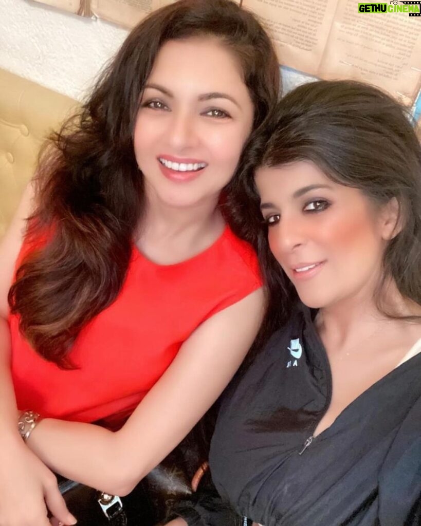 Bhagyashree Instagram - Happy happy birthday to one of the strongest woman i kmow ♥️may your birthday be filled with shine shimmer n light (that happens with your smile anyways) Big big hugs Miss foreva 25 @bhagyashree.online