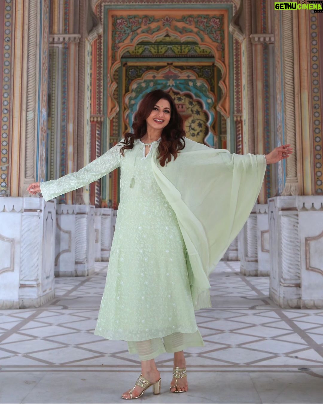Bhagyashree Instagram - My fascination for Rajasthan never ends. I am supremely lucky that I get to travel all over india and see all the amazing places that we have. Though I have been to Jaipur many times, I always find an excuse to go back. The architectural delight, the historical monuments, the finger licking food, the shopping for gota work, bandhanis and more.. the list is endless. This is the Patrika Gate, the latest addition to Jaipur's beautiful architecture. #incredibleindia #traveltalesbyb #jaipur #traveldiaries #monuments #architecture #beautifuldestinations 📷 @dabidinesh Jaipur, Rajasthan